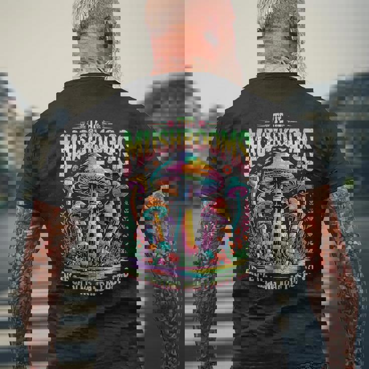 キノコはカラフルなサイケデリックな森の風景を呼んでいます。 メンズTシャツ バックプリント 高齢者への贈り物