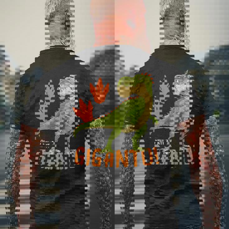 ギガントサウルス、最大の恐竜-カラフルで楽しいデザイン メンズTシャツ バックプリント 高齢者への贈り物