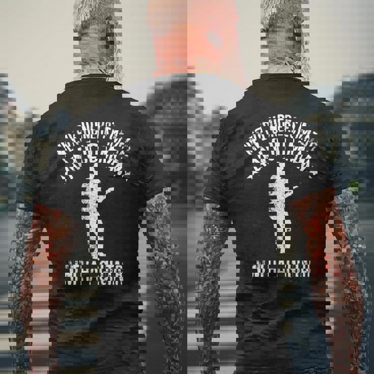 ギターで老人を過小評価しないでください面白い引用 長袖tシャツ メンズTシャツ バックプリント 高齢者への贈り物