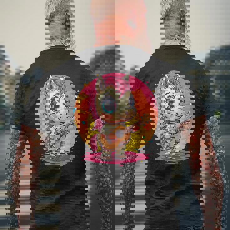 ギターを持った愛らしいポニー メンズTシャツ バックプリント 高齢者への贈り物