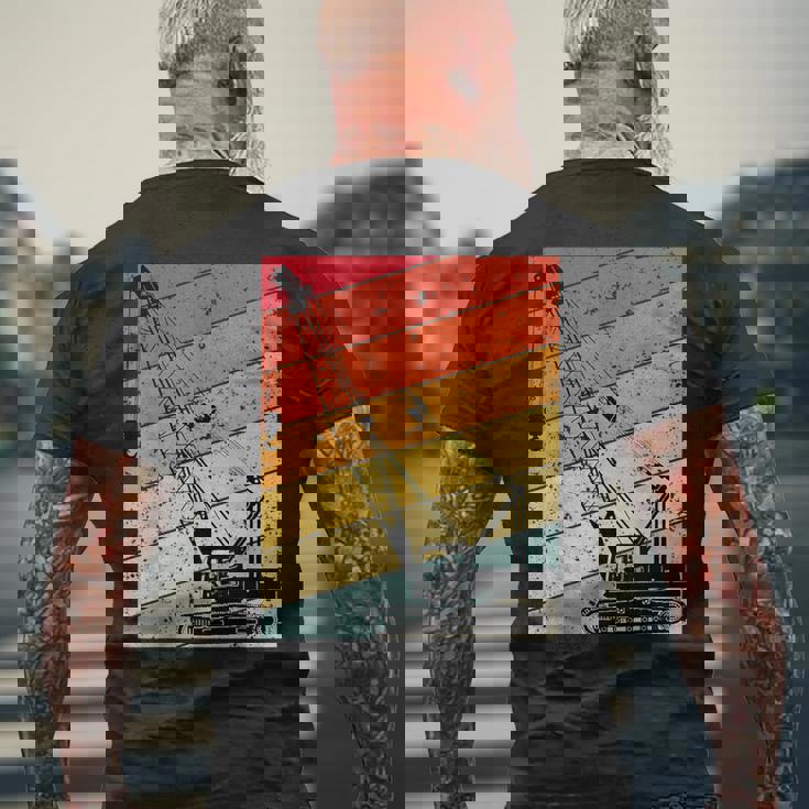 クレーン オペレーター 重機 おもしろい 建設 クレーン メンズTシャツ バックプリント 高齢者への贈り物