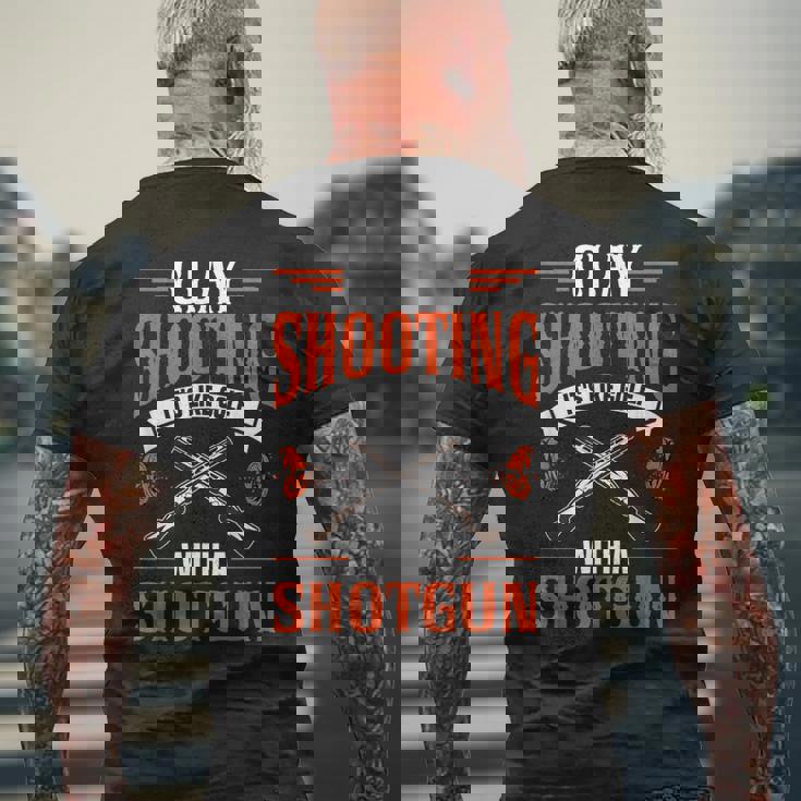 クレー射撃 散弾銃を使ったゴルフのようなもの ショットガン トラップ からのプル ピジョン クレー射撃 メンズTシャツ バックプリント 高齢者への贈り物