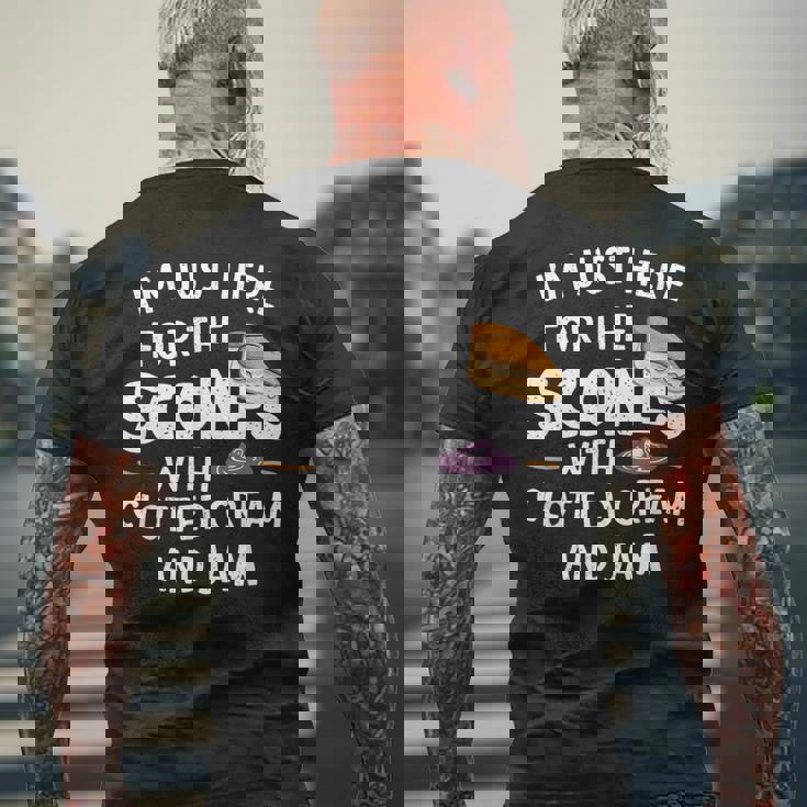 クロテッドクリームとジャムの入ったスコーンを食べに来ただけだよ メンズTシャツ バックプリント 高齢者への贈り物