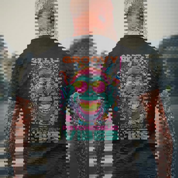 クールなエイプ。グルーヴィーなサイケデリックな雰囲気。 メンズTシャツ バックプリント 高齢者への贈り物