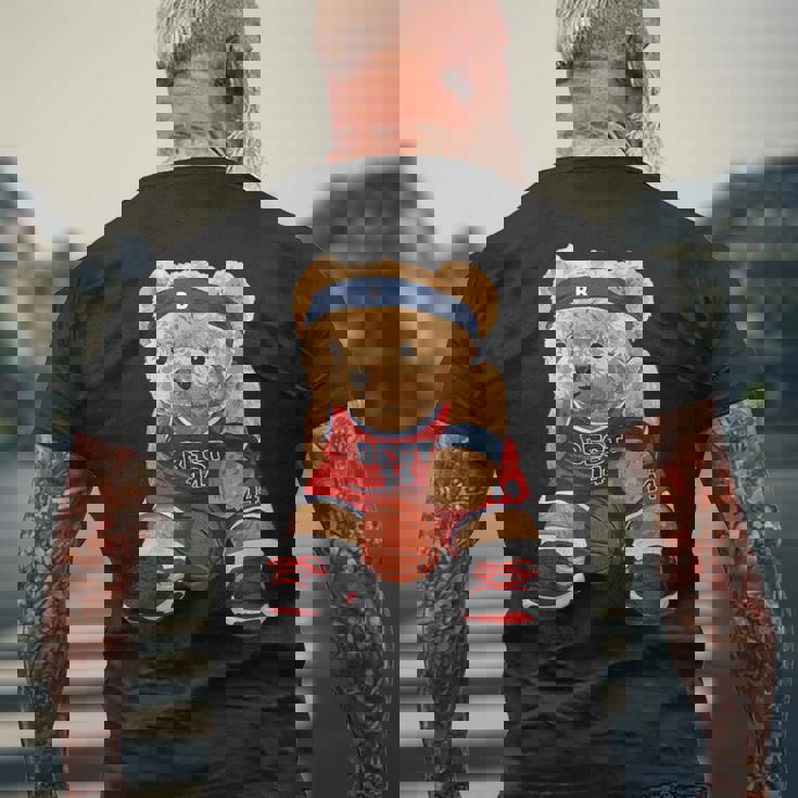 クールなテディベアがバスケットボールのイラストグラフィックデザインを演じます。 メンズTシャツ バックプリント 高齢者への贈り物