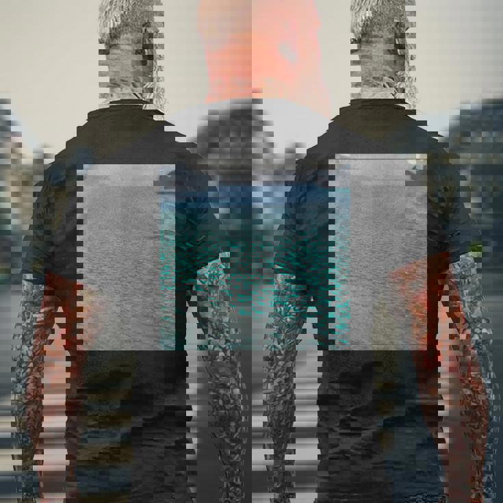 グスタフ・クリムトによるアターゼー 1900 メンズTシャツ バックプリント 高齢者への贈り物