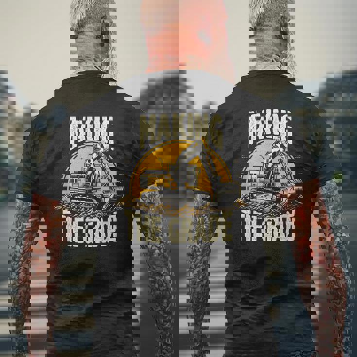 グレードトラックホー掘削機グレーディング請負業者を作る メンズTシャツ バックプリント 高齢者への贈り物