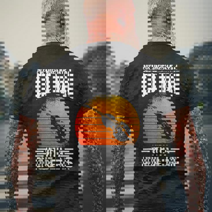 コントラバスの老人を過小評価しないでください メンズTシャツ バックプリント 高齢者への贈り物