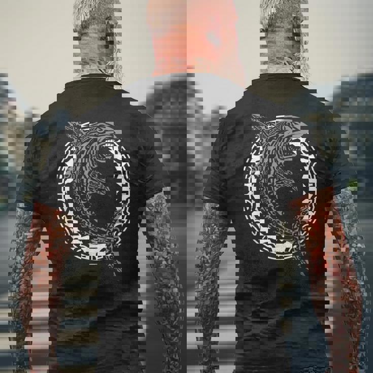 サメの魚のシンボル ハカ文化 マオリ族のパターン メンズTシャツ バックプリント 高齢者への贈り物