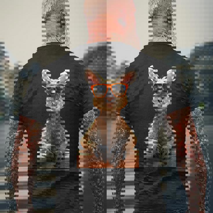 サングラスをかけたカンガルー オーストラリア アウトバック かわいい カンガルー メンズTシャツ バックプリント 高齢者への贈り物