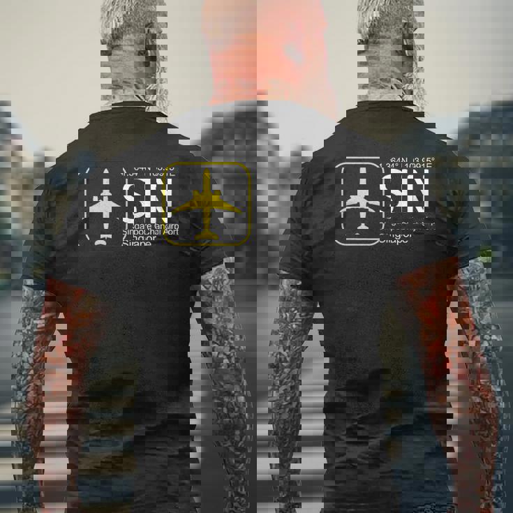 シンガポール・チャンギ国際空港航空フライトクルー。 メンズTシャツ バックプリント 高齢者への贈り物