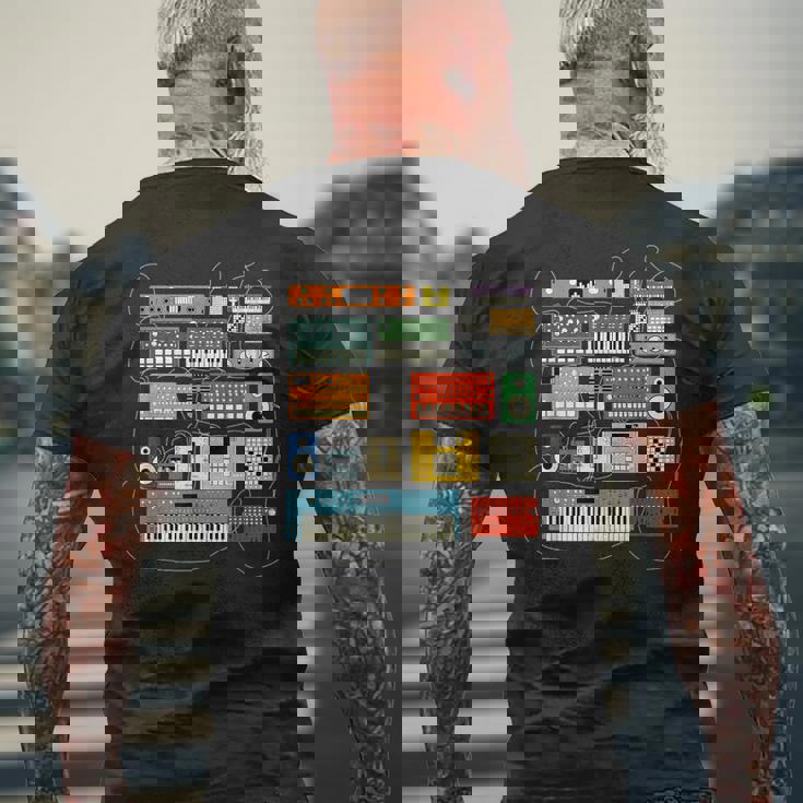 シンセサイザー と エレクトロニック・ミュージシャン と Dj メンズTシャツ バックプリント 高齢者への贈り物
