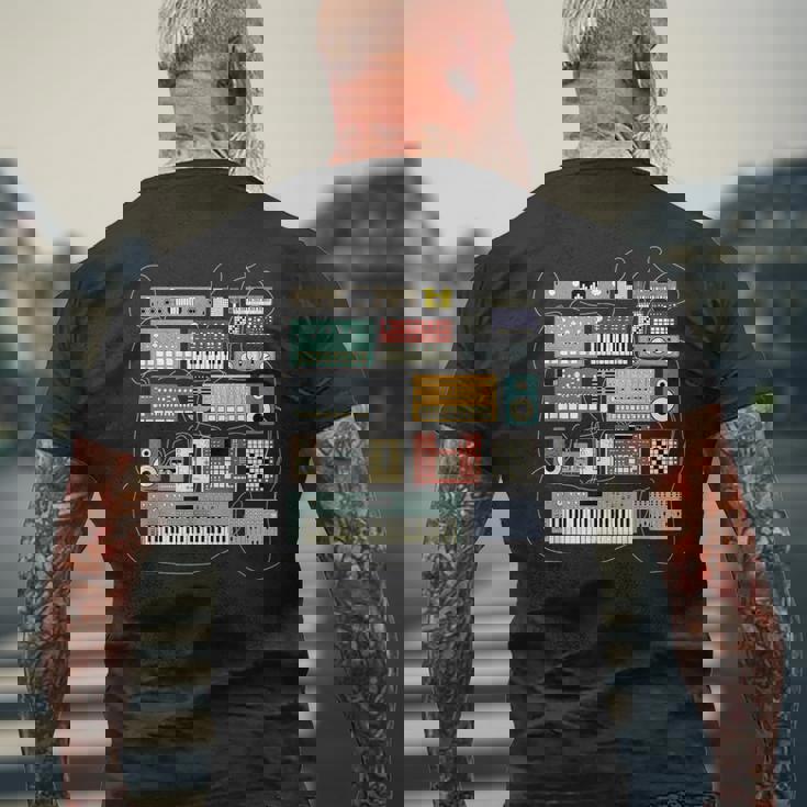 シンセサイザー エレクトロニック・ミュージシャン と Dj メンズTシャツ バックプリント 高齢者への贈り物