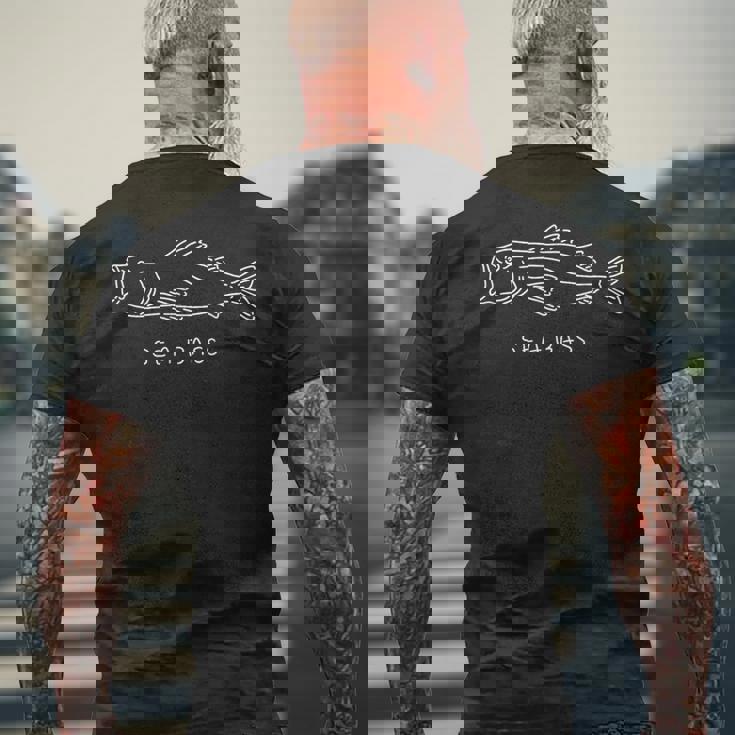 シーバス２ 白 フィッシング 魚釣り アングラー ゆるおもしろイラスト メンズTシャツ バックプリント 高齢者への贈り物