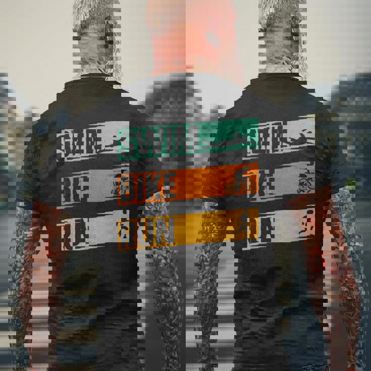 スイム・バイク・ラン トライアスロン選手 アスリート スポーツ トライアスロン メンズTシャツ バックプリント 高齢者への贈り物