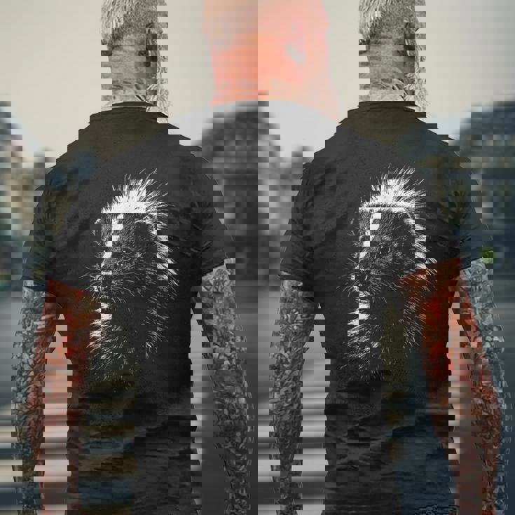 スカンクの肖像画 黒と白の動物愛好家 メンズTシャツ バックプリント 高齢者への贈り物