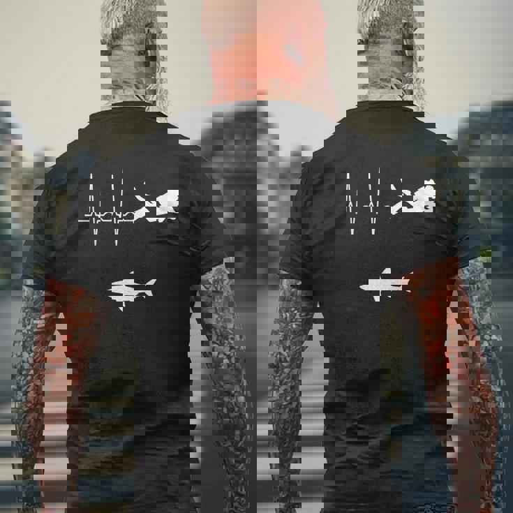 スキューバダイビングハートビート水中サメダイバー メンズTシャツ バックプリント 高齢者への贈り物