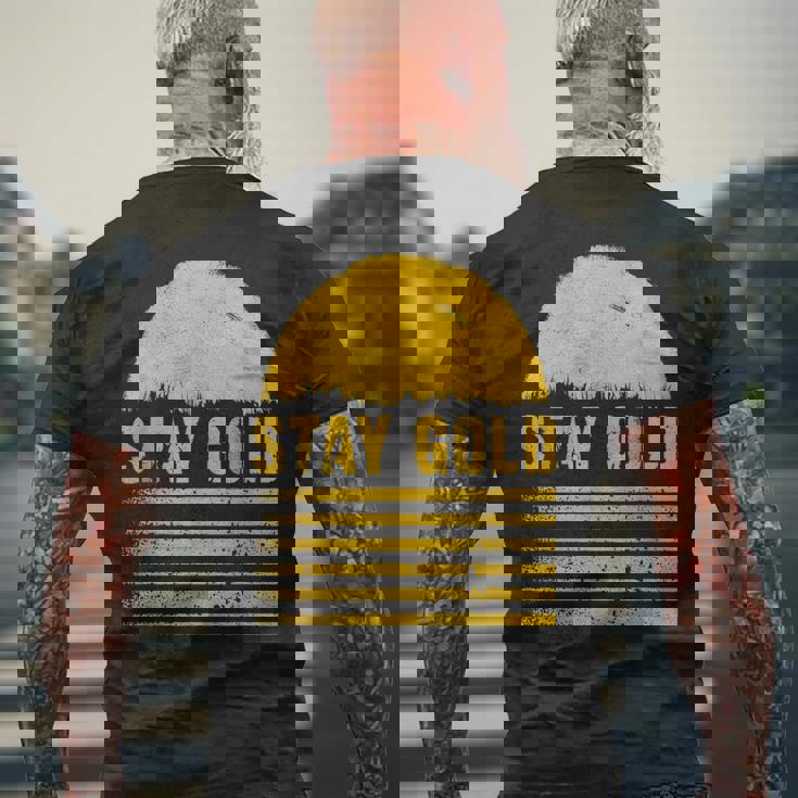 ステイゴールド 太陽 レトロ風 ストライプ 力強さ メンズTシャツ バックプリント 高齢者への贈り物