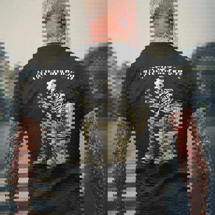 スマートフォン付きトイレのスケルトン ゴシックユーモア メンズTシャツ バックプリント 高齢者への贈り物