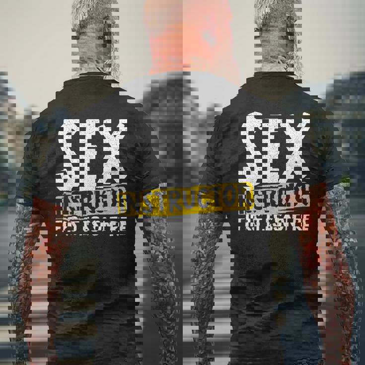 セックスインストラクター 初めてのレッスン 自由恋愛 セックス教師 メンズTシャツ バックプリント 高齢者への贈り物