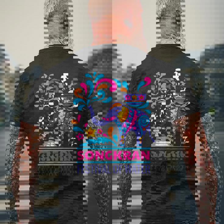 タイ ビーチ ソンクラーン サムイ島 ヤシの木 パタヤ プーケット バンコク お土産 マッサージ トゥクトゥク 寺 仏 メンズTシャツ バックプリント 高齢者への贈り物