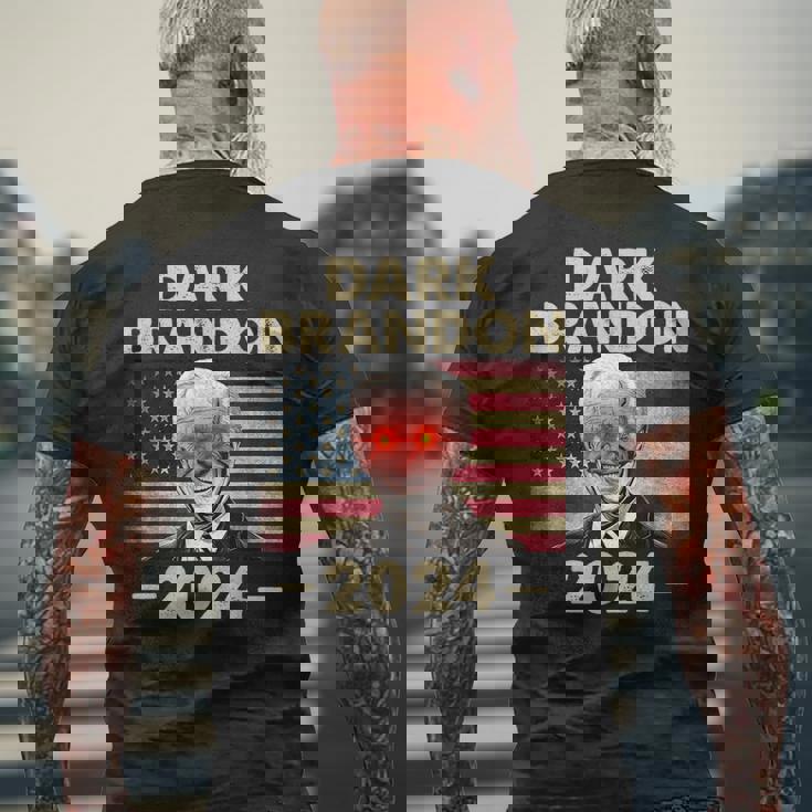 ダークブランドン・バイデン 2024 レトロフラッグ Usa ファニー ジョー・バイデン メンズTシャツ バックプリント 高齢者への贈り物