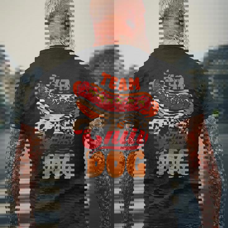 チーム・チリ・ドッグ 面白いチリコンカーン ホットドッグ好きのフードトラック メンズTシャツ バックプリント 高齢者への贈り物