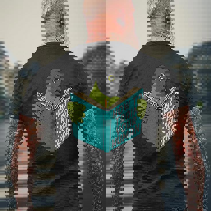 トレイン・ユア・ヒューマン I ブック・パロット I セネガルオウム メンズTシャツ バックプリント 高齢者への贈り物