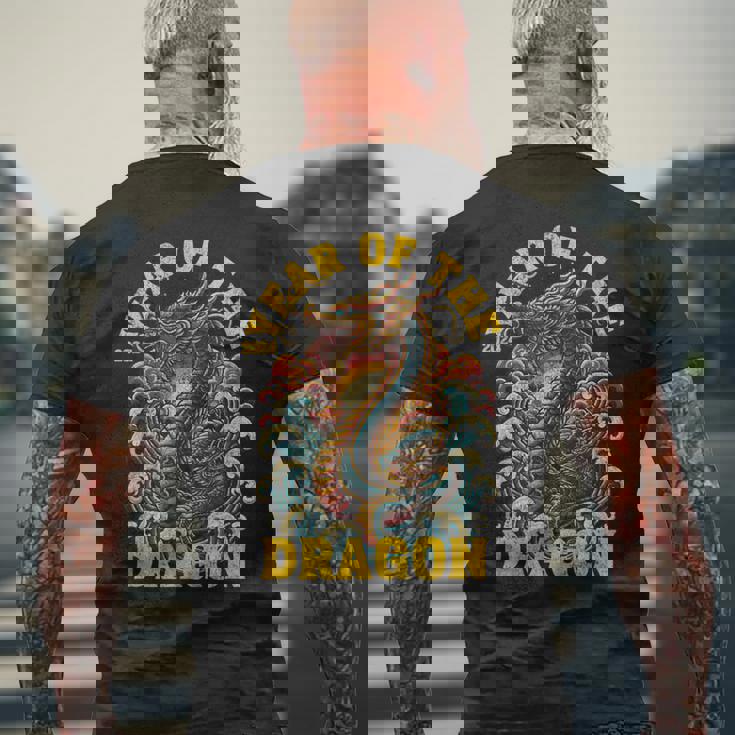 ドラゴンの年2024明けましておめでとうございます漢字 メンズTシャツ バックプリント 高齢者への贈り物