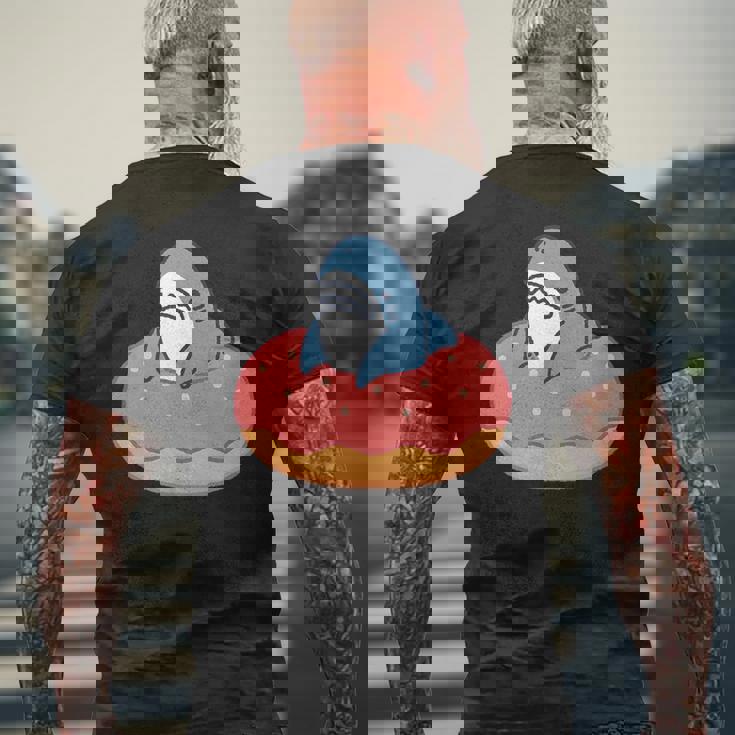 ドーナツに喰われるサメ さめ かわいい ゆるい イラスト シュール おもしろ 鮫 シャーク メンズTシャツ バックプリント 高齢者への贈り物