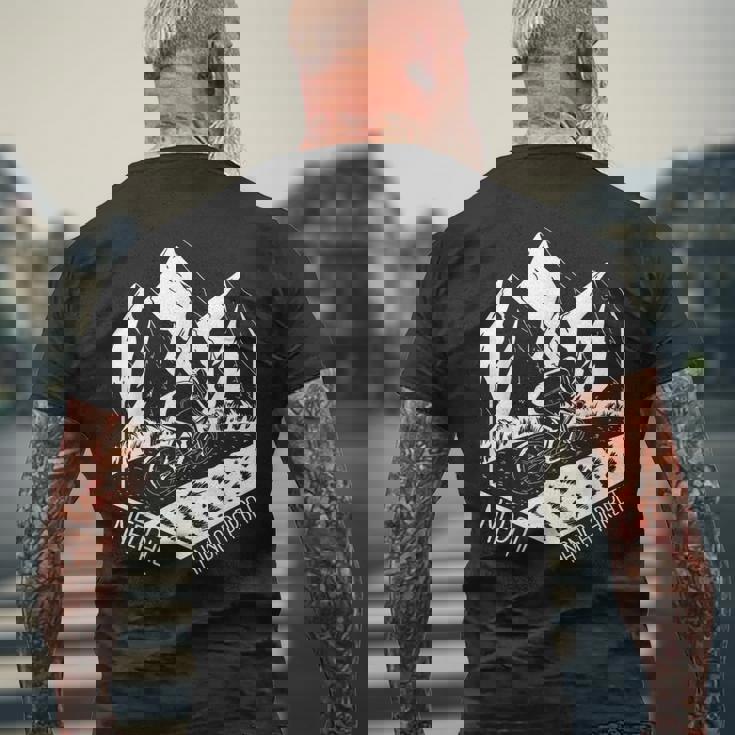 ナンガ パルバット トレイル マウンテンバイク ネイチャー ハイキング ネパール ツーリスト メンズTシャツ バックプリント 高齢者への贈り物