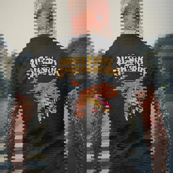 ヌクレアーロ ディノサウロ ウイルス イタリアン ブレイン ミーム メンズTシャツ バックプリント 高齢者への贈り物