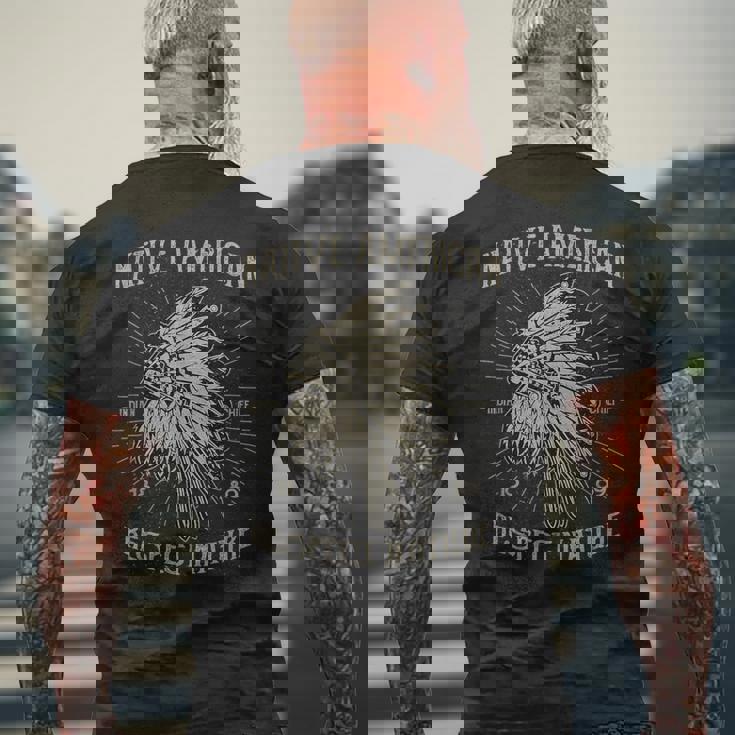 ネイティブアメリカン チーフ ネイティブアメリカンとインディアン メンズTシャツ バックプリント 高齢者への贈り物