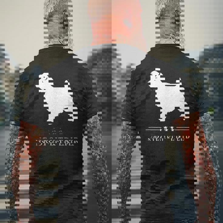 ノーフォークテリア犬の白いシルエット メンズTシャツ バックプリント 高齢者への贈り物