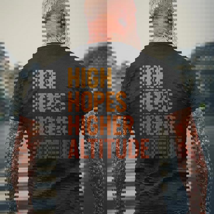 ハイ・ホープス 高地、楽しいインスピレーションロケット打ち上げ メンズTシャツ バックプリント 高齢者への贈り物
