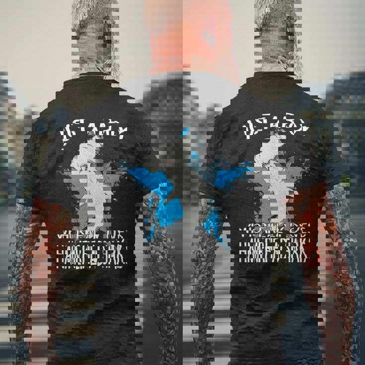 ハンマーヘッドシャークが大好きな男の子です。ハンマーヘッドシャーク ハンマーヘッドシャーク メンズTシャツ バックプリント 高齢者への贈り物