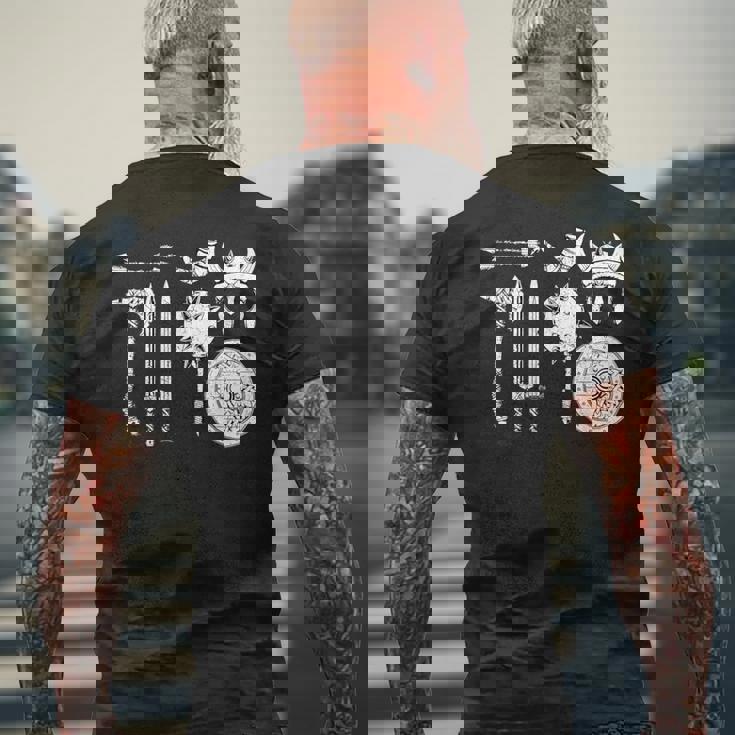 バイキング 戦士装備 剣 兜 斧 角 ヴァルハラ メンズTシャツ バックプリント 高齢者への贈り物