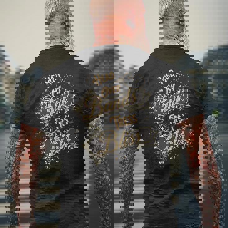 バンドと髪のユーモアで魅せるスタイル表現 メンズTシャツ バックプリント 高齢者への贈り物