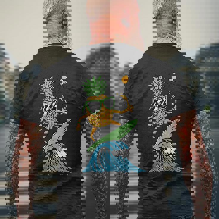 パイナップルはサーフィンのイラスト メンズTシャツ バックプリント 高齢者への贈り物