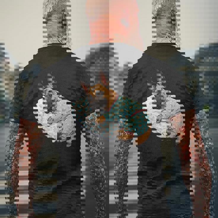 パジャマで寝ているかわいいベルギーのマリノア犬就寝アート 長袖tシャツ メンズTシャツ バックプリント 高齢者への贈り物