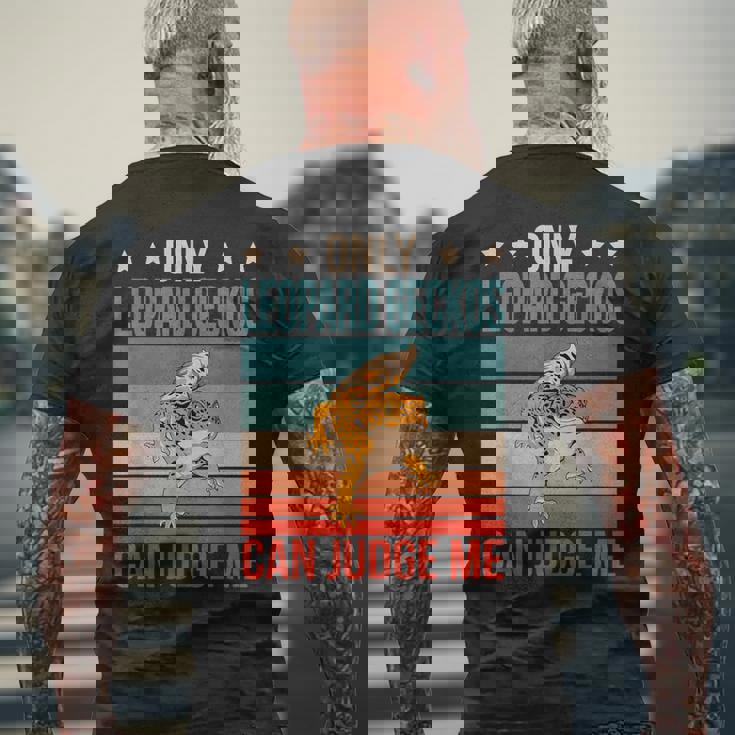 ヒョウモントカゲモドキは私を判断できる トカゲ 爬虫類 ヒョウモントカゲモドキ メンズTシャツ バックプリント 高齢者への贈り物