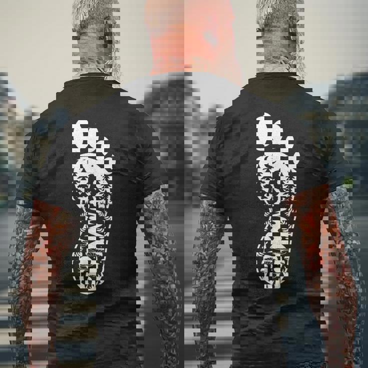 ビッグフット フットプリント 森 自然 キノコ サスカッチ メンズTシャツ バックプリント 高齢者への贈り物