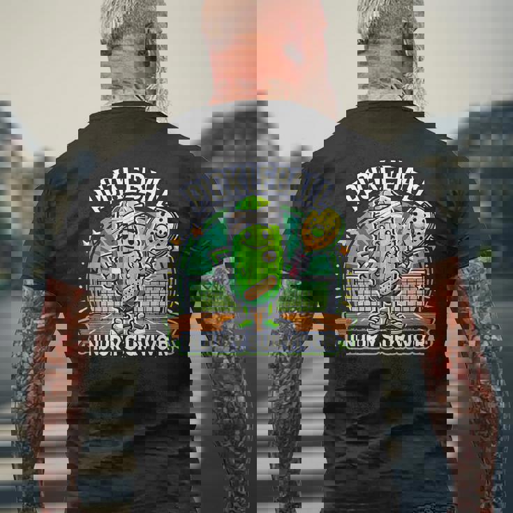 ピックルボール ケガキ サバイバー グルービー ピクルス スポーツ メンズTシャツ バックプリント 高齢者への贈り物