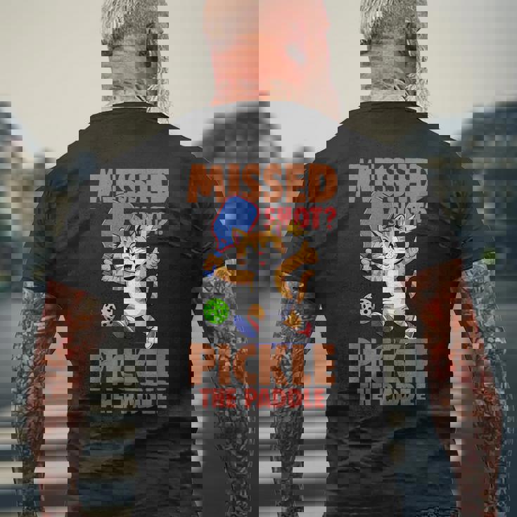 ピックルボール 猫 ミスショット ピクルス ザ・パドルプレイヤー メンズTシャツ バックプリント 高齢者への贈り物