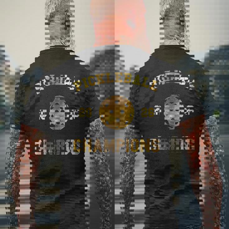 ピックルボールピクルボールチャンピオン 2026 メンズTシャツ バックプリント 高齢者への贈り物