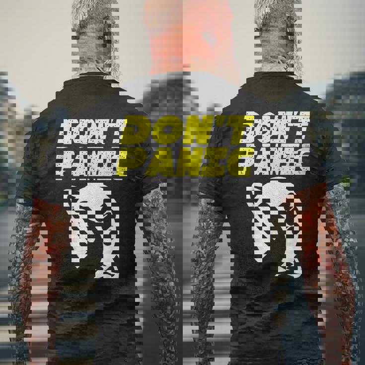 ファンアート ヒッチカーの銀河ガイド ドントパニック メンズTシャツ バックプリント 高齢者への贈り物