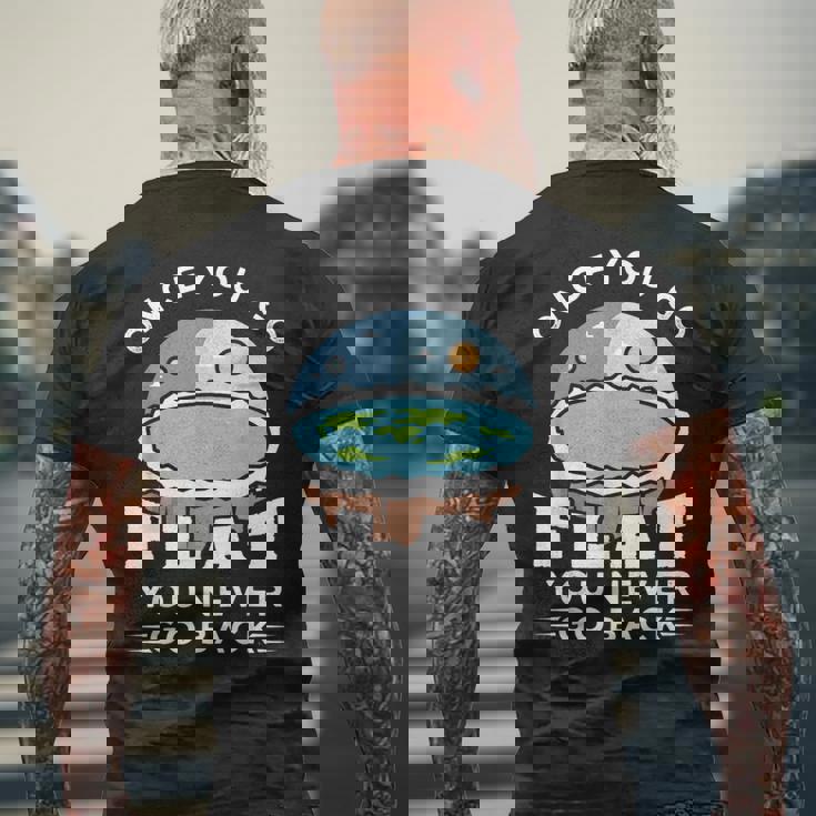 フラットアースデザインのアイデア 一度行けばフラット陰謀論 メンズTシャツ バックプリント 高齢者への贈り物