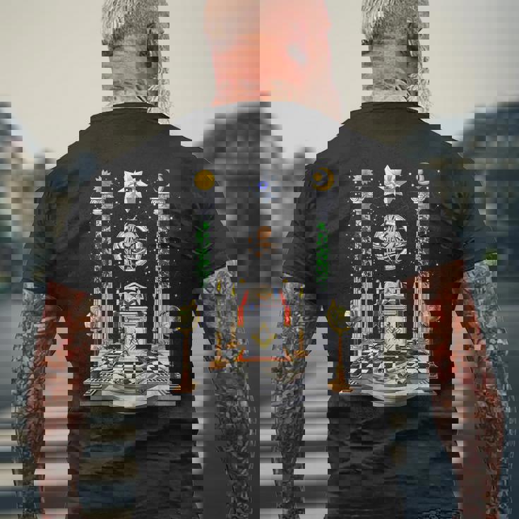 フリーメーソンのロッジ フリーメイソン フリーメイソンのコンパス フリーメイソンの祭壇 メンズTシャツ バックプリント 高齢者への贈り物