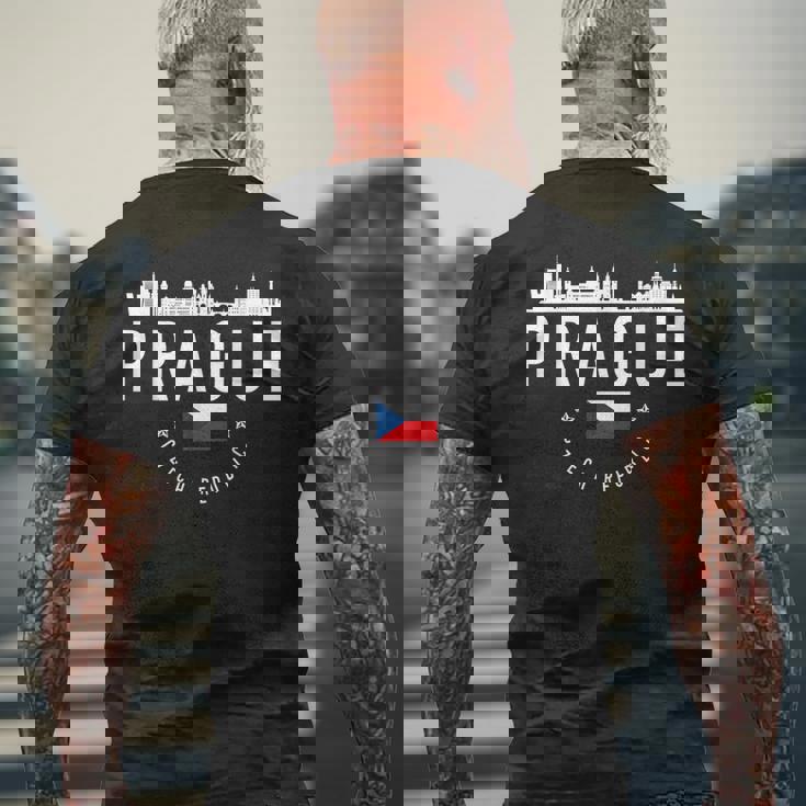 プラハ スカイライン チェコ共和国 国旗 プライド お土産 メンズTシャツ バックプリント 高齢者への贈り物