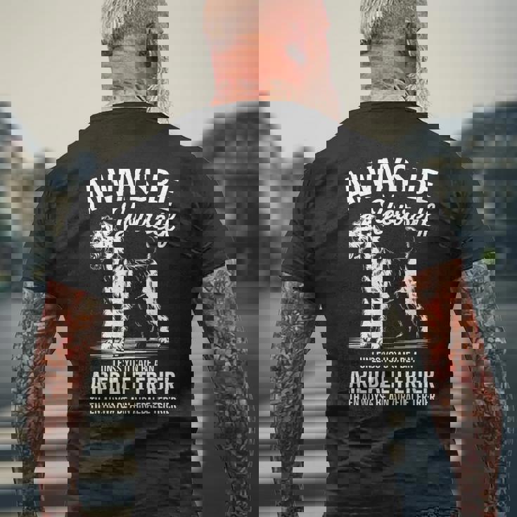 ベイ・アン・エアデール・テリア、ファニー・エアデール・テリア メンズTシャツ バックプリント 高齢者への贈り物